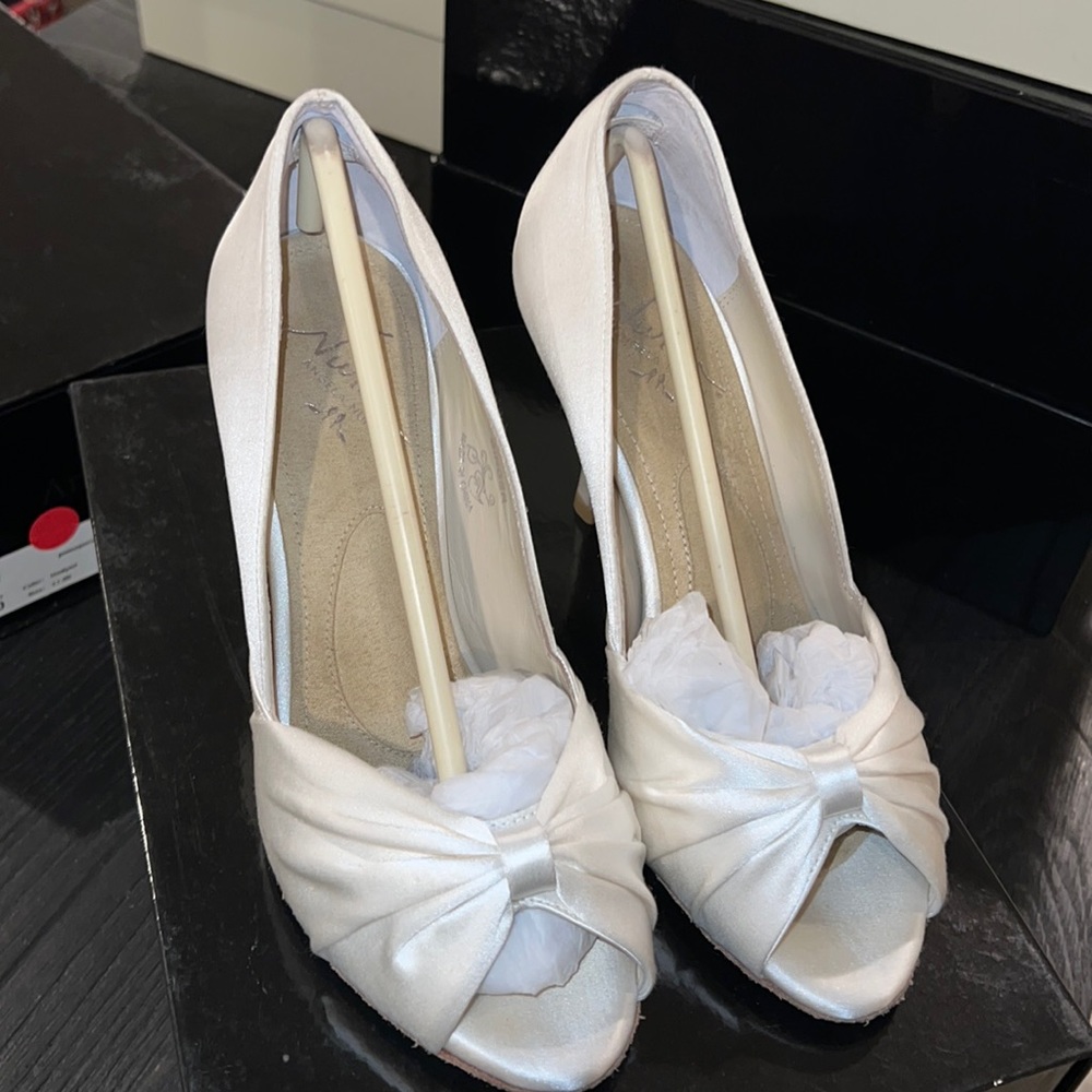Angela Nuran Ginger Pumps, nib
US Size 6